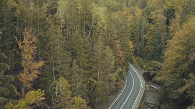 鸟瞰图的汽车行驶在乡村道路，山脉森林。视频素材