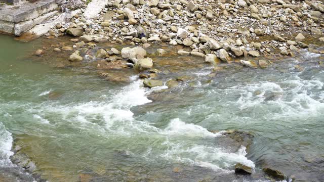 野生山河近清晰的小溪静态拍摄视频素材