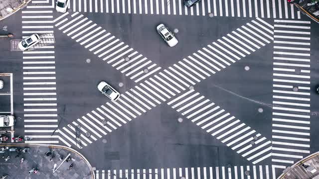 T/L无人机视角的城市街道十字路口视频素材