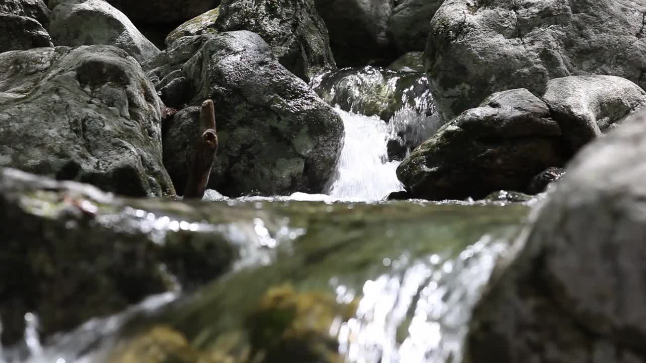 韩国江原道原州市山谷中的流水视频素材