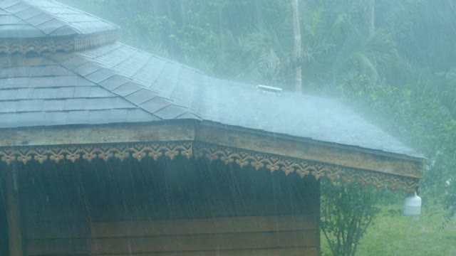 大雨落在屋顶上视频素材