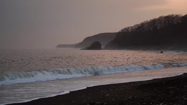 海景与美丽的岩石和海浪。玻璃海滩,符拉迪沃斯托克视频素材