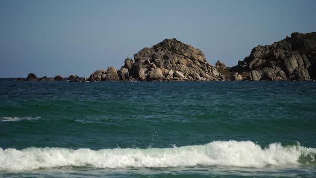 有岩石和海浪的海景。慢动作视频视频素材