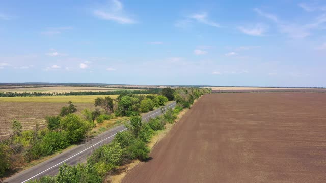 农田间的高速公路。鸟瞰图视频素材