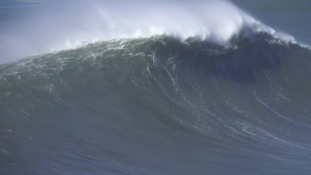 波涛汹涌的海面上翻滚的大浪视频素材