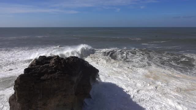 巨浪拍打着海岸线上的岩石视频素材