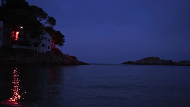 西班牙加泰罗尼亚贝格尔萨图纳海岸的夜景。视频素材