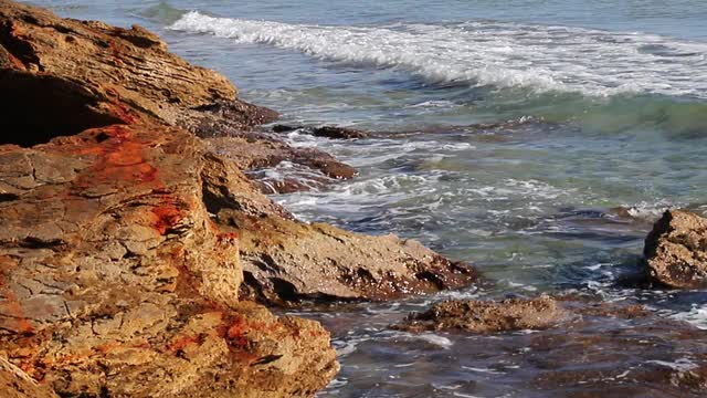 秋天的雪城有大海、海滩和悬崖视频素材