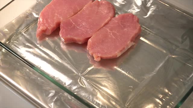 把猪肉撒上香料视频素材