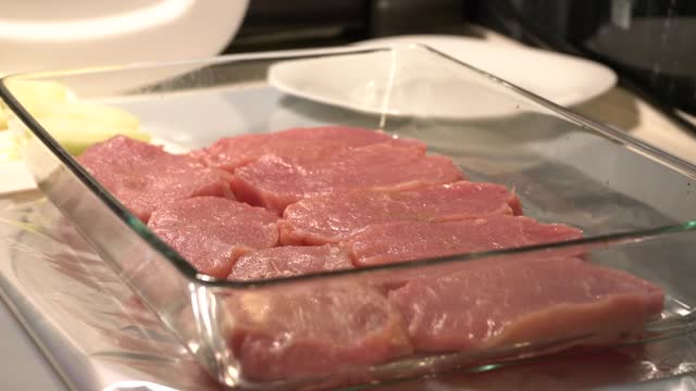 把猪肉撒上香料视频下载