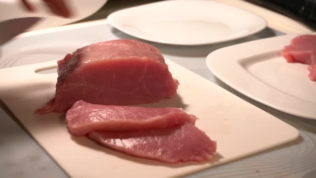 把猪肉撒上香料视频素材