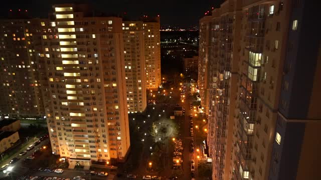 市区在夜间闹市区视频素材