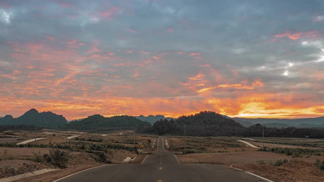 日落与蓝色和红色的天空在泰国的乡村道路，时间流逝的街道停车在日落时间。暑假旅游理念。视频素材