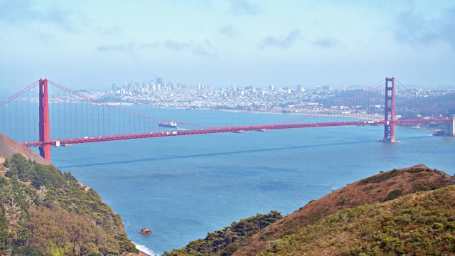 金门大桥。著名的旅游目的地。背景是旧金山市中心视频素材