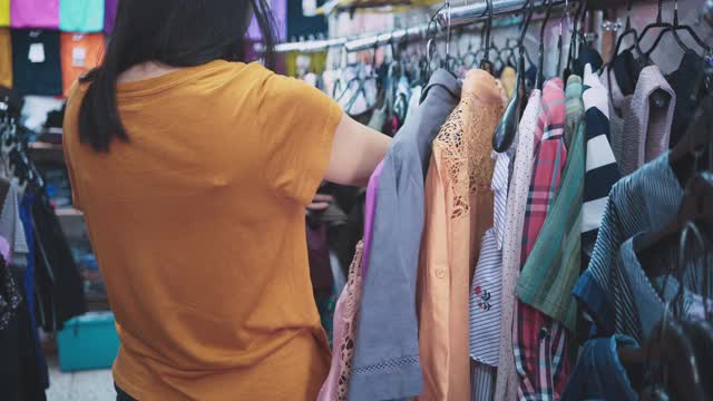 顾客在商店里挑选衣服的妇女视频素材