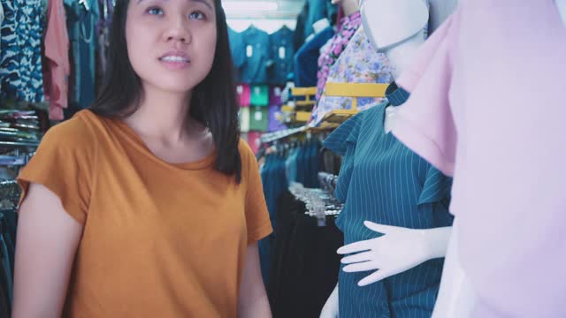 顾客在商店里挑选衣服的妇女视频素材