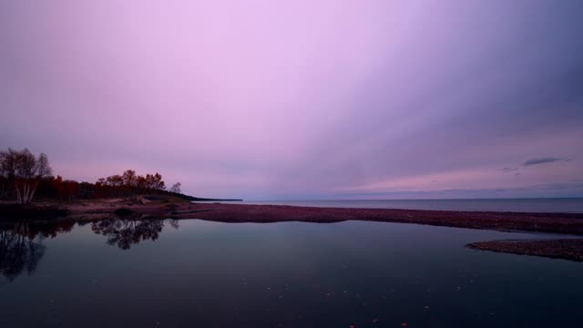 鹰河流入苏必利尔湖的海滩视频素材