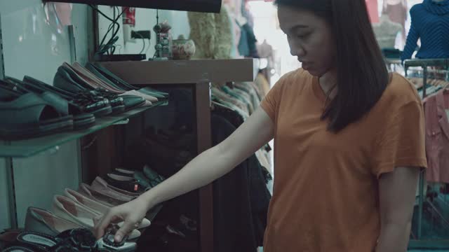 顾客在商店里挑选衣服的妇女视频素材