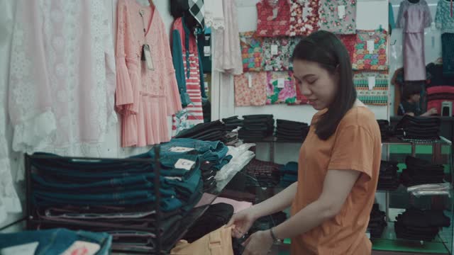 顾客在商店里挑选衣服的妇女视频素材