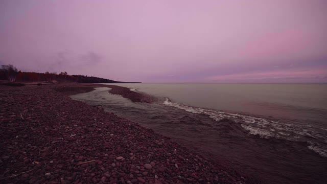 鹰河流入苏必利尔湖的海滩视频素材