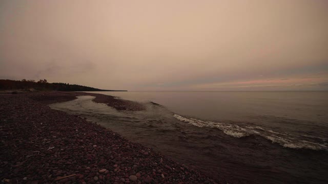 鹰河流入苏必利尔湖的海滩视频素材