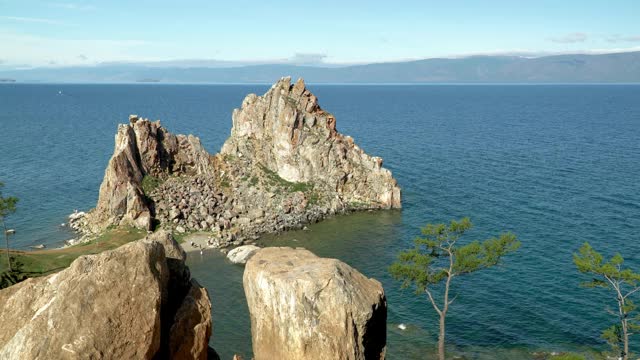 Olkhon的Shamanka Rock。亚洲的九个圣地之一。Burhan角。岩石是由大理石和石灰石组成，有时充满石墨斑点。美丽的景观视频素材