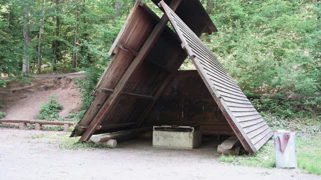 森林里的公共烧烤区，有一个小木屋和座位视频素材