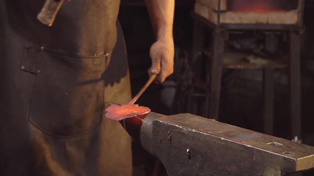 熔融金属的处理近景。手工制作的铁匠视频素材