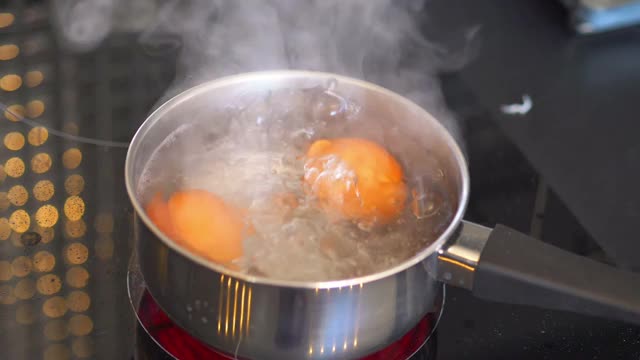 鸡蛋在锅里煮，慢镜头180fps视频素材