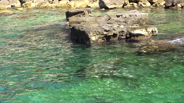 亚得里亚海碧绿的海水涌向克罗地亚杜布罗夫尼克附近海岸的岩石视频素材