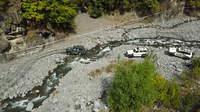 越野车辆穿越野生山河。suv汽车鸟瞰图视频素材