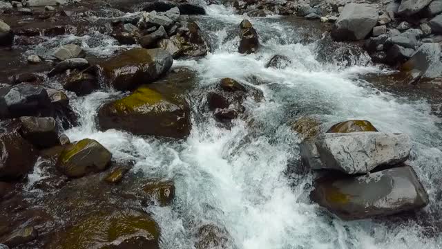 奔流着巨石和石滩的野生山河。纯净的山水从岩石上流过视频素材