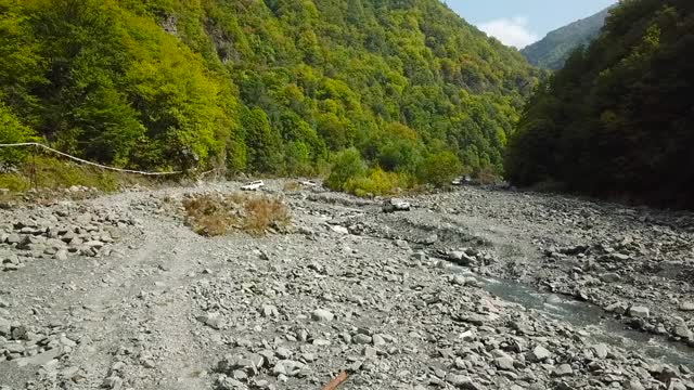 越野车辆穿越野生山河。suv汽车鸟瞰图视频素材