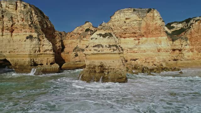 鸟瞰葡萄牙阿尔加维的岩石和海浪视频素材