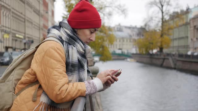 一名年轻的中东女子用智能手机发信息，聊天，查找信息视频素材