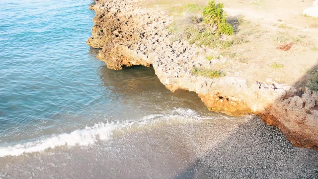 加勒比海海水轻轻撞击岩石视频素材