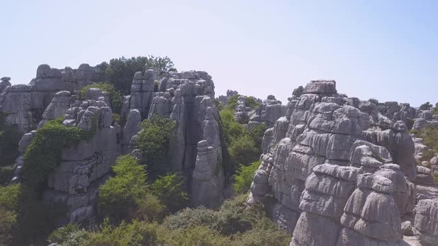 鸟瞰图的“El Torcal”山在Antequera。靠近岩石飞行视频素材