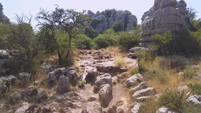 鸟瞰图的“El Torcal”山在Antequera。靠近岩石飞行视频素材