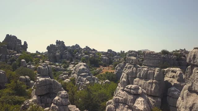 鸟瞰图的“El Torcal”山在Antequera。靠近岩石飞行视频素材