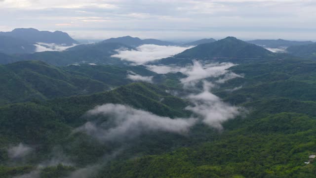 鸟瞰图的日出在蓬松的海雾与山从Phu Tub Berk, Khao Kho, Phetchabun与阳光。抽象的自然景观背景在早晨的时间。视频素材