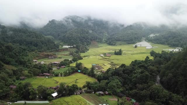 Ban Mae Klang Luang村鸟瞰图位于Doi Inthanon脚下的清迈。视频素材