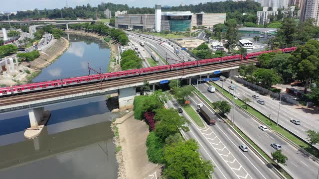 运输航空的场景。高速公路道路景观。城市生活的场景。城市景观。空中区。巴西圣保罗边际铁特路鸟瞰图。高速公路道路。高速公路道路。多车道公路。巴西圣保罗的边际铁特。视频素材