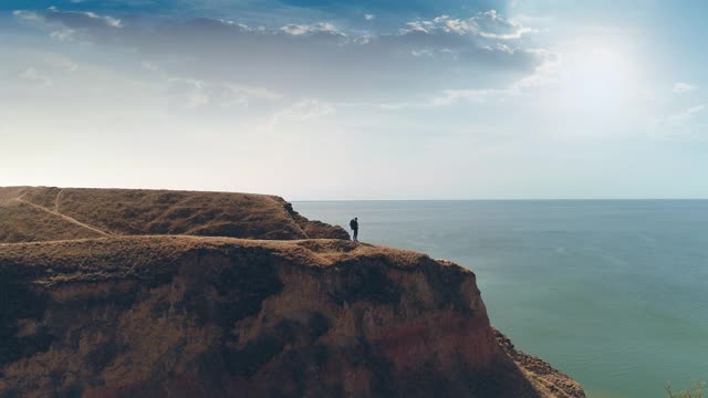 游客站在山顶欣赏美丽的海景视频素材