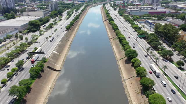 运输航空的场景。高速公路道路景观。城市生活的场景。城市景观。空中区。巴西圣保罗边际铁特路鸟瞰图。高速公路道路。高速公路道路。多车道公路。巴西圣保罗的边际铁特。视频素材