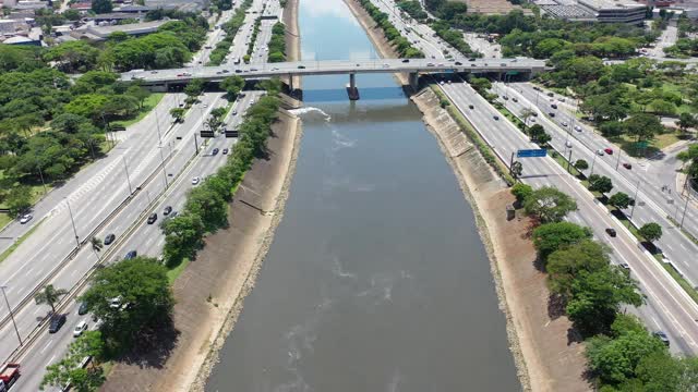 运输航空的场景。高速公路道路景观。城市生活的场景。城市景观。空中区。巴西圣保罗边际铁特路鸟瞰图。高速公路道路。高速公路道路。多车道公路。巴西圣保罗的边际铁特。视频素材