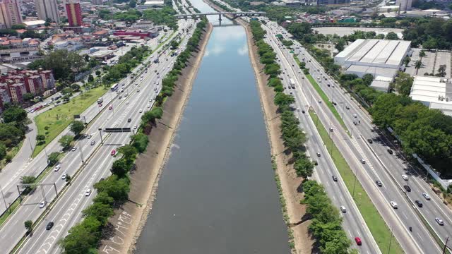 运输航空的场景。高速公路道路景观。城市生活的场景。城市景观。空中区。巴西圣保罗边际铁特路鸟瞰图。高速公路道路。高速公路道路。多车道公路。巴西圣保罗的边际铁特。视频素材