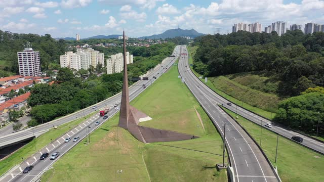 运输航空的场景。高速公路道路景观。城市生活的场景。城市景观。空中区。巴西圣保罗边际铁特路鸟瞰图。高速公路道路。高速公路道路。多车道公路。巴西圣保罗的边际铁特。视频素材