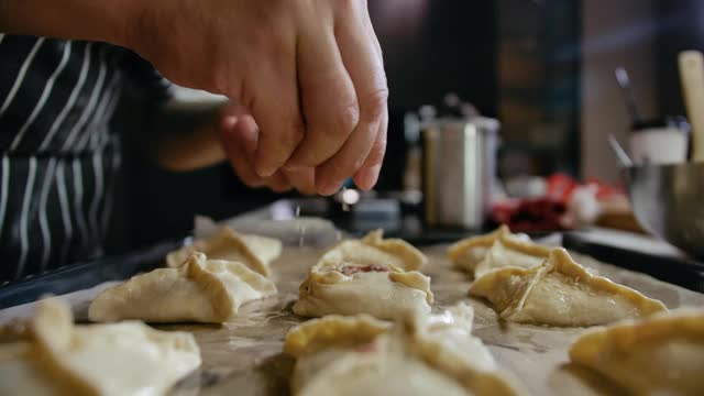 近距离专业厨师在餐厅厨房供应菜添加最后的原料手工。烹饪肉类休闲食品在现代家庭烹饪。美味的欧洲食品。在厨房里准备饭菜视频素材