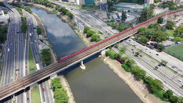 运输航空的场景。高速公路道路景观。城市生活的场景。城市景观。空中区。巴西圣保罗边际铁特路鸟瞰图。高速公路道路。高速公路道路。多车道公路。巴西圣保罗的边际铁特。视频素材