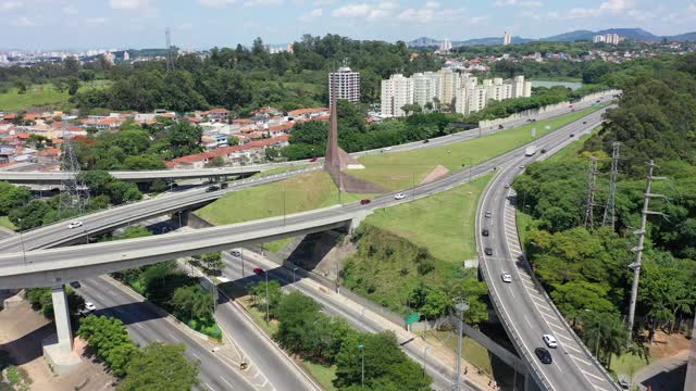 运输航空的场景。高速公路道路景观。城市生活的场景。城市景观。空中区。巴西圣保罗边际铁特路鸟瞰图。高速公路道路。高速公路道路。多车道公路。巴西圣保罗的边际铁特。视频素材